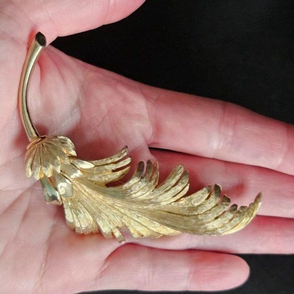 Vintage Ledo 1963 gold tone feather brooch